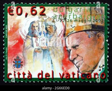 VATIKAN - UM 2003: Eine im Vatikan gedruckte Briefmarke zeigt Reisen von Papst Johannes Paul II., Bulgarien und Aserbaidschan, um 2003 Stockfoto