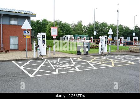 Ladestationen für Elektroautos an einer Tankstelle in Großbritannien. Stockfoto