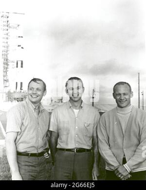 NASA Apollo 11 Flugbesatzung, Neil A. Armstrong, Kommandant; Michael Collins, Befehl Modul-Pilot; und Buzz Aldrin, Lunar Module pilot Stand in der Nähe von Apollo/Saturn V-Raumfahrzeug, das sie schließlich in den Weltraum auf Juli tragen 16,1969. Stockfoto