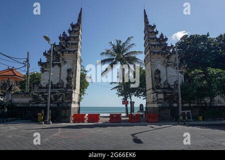 Denpasar, Indonesien. Juli 2021. Straßensperren werden am Strandtourismus-Standort Sanur als Teil der lokalen COVID-19-Restriktionsmaßnahmen in Denpasar, Bali, Indonesien, 3. Juli 2021 gesehen. Indonesien verzeichnete am Samstag 27,913 neue Fälle von COVID-19 in den letzten 24 Stunden, ein weiterer Rekord der täglichen Spitzenmenge, womit die Gesamtzahl auf 2,256,851 stieg, teilte das Gesundheitsministerium mit. Quelle: Bisinglasi/Xinhua/Alamy Live News Stockfoto