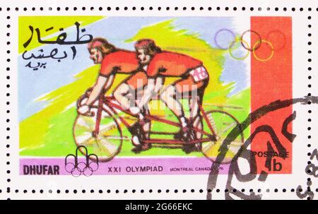 MOSKAU, RUSSLAND - 22. MÄRZ 2020: Briefmarke gedruckt in Cinderellas Shows Cycling, XXI Olympiade Montreal Canada 1976, Dhufar Serie, um 1976 Stockfoto