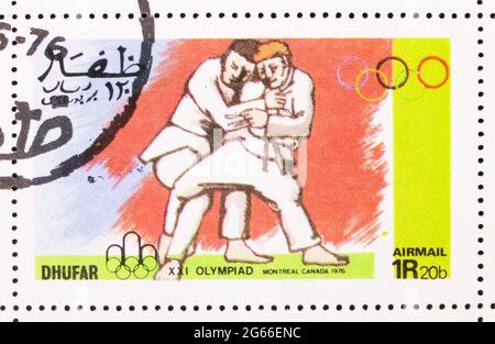 MOSKAU, RUSSLAND - 22. MÄRZ 2020: Briefmarke in Cinderellas zeigt Judo, XXI Olympiade Montreal Canada 1976, Dhufar Serie, um 1976 Stockfoto