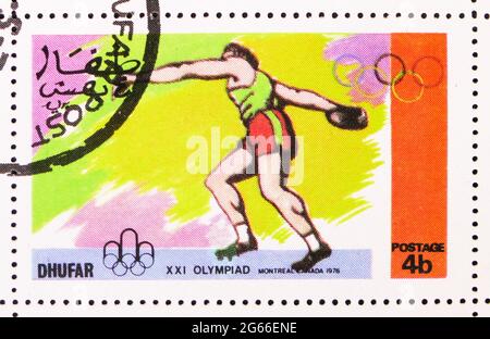 MOSKAU, RUSSLAND - 22. MÄRZ 2020: Briefmarke gedruckt in Cinderellas zeigt Diskus-werfen, XXI Olympiade Montreal Canada 1976, Dhufar Serie, um 19 Stockfoto