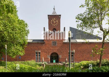 Eindhoven, Niederlande 18. Juni 2021. Eingang des Museums für moderne Kunst Van Abbemuseum Außenfassade in Eindhoven Stadt mit einer Uhr, Bäumen, gre Stockfoto