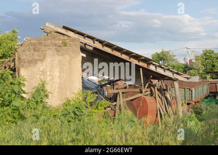 Die Mauer eines alten Lehmhauses - fast vollständig abgerissen. Stockfoto