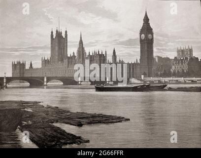 Eine Ansicht des Palastes von Westminster aus dem späten 19. Jahrhundert von der anderen Seite der Themse mit der Westminster Bridge im Vordergrund. Der Treffpunkt für das Unterhaus und das Oberhaus, die beiden Häuser des britischen Parlaments, liegt am Nordufer der Themse in der City of Westminster, im Zentrum von London, England. Nachdem die ursprünglichen parlamentsgebäude 1834 durch einen Brand zerstört wurden, wurden die rekonstruierten Gebäude im englischen rechtwinkligen gotischen Stil des 14.–16. Jahrhunderts vom Architekten Charles Barry mit Unterstützung von Augustus Pugin entworfen. Stockfoto