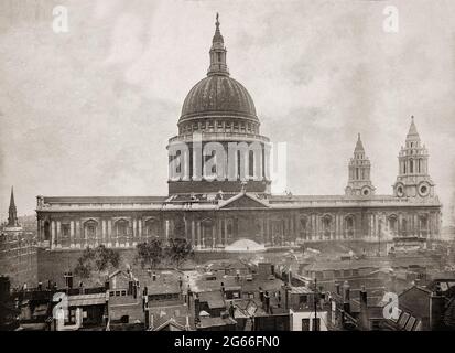 Blick auf die Kuppel der St. Paul's Cathedral aus dem späten 19. Jahrhundert, die im englischen Barockstil von Sir Christopher Wren entworfen wurde. Der Bau, der zu Wrens Lebzeiten fertiggestellt wurde, war Teil eines großen Wiederaufbauprogramms in der Stadt nach dem großen Brand von London. Die anglikanische Kathedrale befindet sich auf dem Ludgate Hill, dem höchsten Punkt der Stadt London, England. Stockfoto