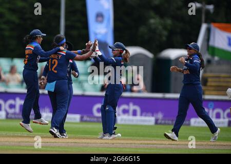 Indische Spielerinnen feiern das Dickicht von Englands Tammy Beaumont während des One Day International-Spiels in New Road One, Worcester. Bilddatum: Samstag, 3. Juli 2021. Stockfoto