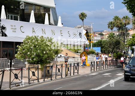 Cannes, Frankreich. Juli 2021. Festival de Cannes 2021: Die Installationen beginnen am 3. Juli 2021 auf der Croisette in Cannes. (Foto: Lionel Urman/Sipa USA) Quelle: SIPA USA/Alamy Live News Stockfoto