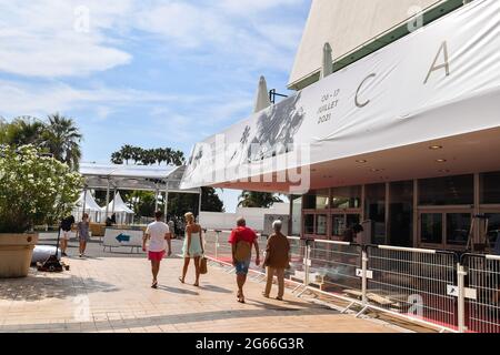 Cannes, Frankreich. Juli 2021. Festival de Cannes 2021: Die Installationen beginnen am 3. Juli 2021 auf der Croisette in Cannes. (Foto: Lionel Urman/Sipa USA) Quelle: SIPA USA/Alamy Live News Stockfoto