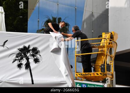 Cannes, Frankreich. Juli 2021. Festival de Cannes 2021: Die Installationen beginnen am 3. Juli 2021 auf der Croisette in Cannes. (Foto: Lionel Urman/Sipa USA) Quelle: SIPA USA/Alamy Live News Stockfoto