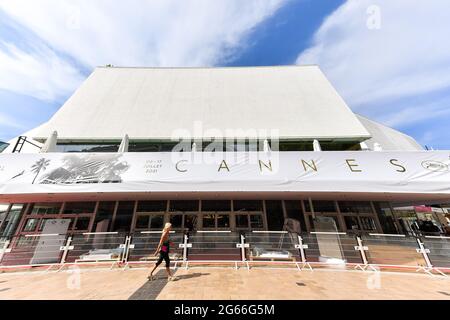 Cannes, Frankreich. Juli 2021. Festival de Cannes 2021: Die Installationen beginnen am 3. Juli 2021 auf der Croisette in Cannes. (Foto: Lionel Urman/Sipa USA) Quelle: SIPA USA/Alamy Live News Stockfoto