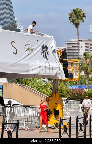 Cannes, Frankreich. Juli 2021. Festival de Cannes 2021: Die Installationen beginnen am 3. Juli 2021 auf der Croisette in Cannes. (Foto: Lionel Urman/Sipa USA) Quelle: SIPA USA/Alamy Live News Stockfoto