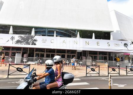 Cannes, Frankreich. Juli 2021. Festival de Cannes 2021: Die Installationen beginnen am 3. Juli 2021 auf der Croisette in Cannes. (Foto: Lionel Urman/Sipa USA) Quelle: SIPA USA/Alamy Live News Stockfoto