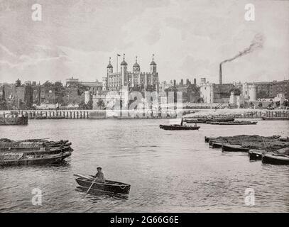 Ein Blick über die Themse des Tower of London aus dem späten 19. Jahrhundert am Nordufer der Themse im Zentrum von London, England. Sie wurde Ende 1066 als Teil der normannischen Eroberung gegründet und diente als königliche Residenz. Der Komplex aus mehreren Gebäuden, der sich in zwei konzentrischen Ringen aus Verteidigungsmauern und einem Graben befindet, der Ende des 13. Jahrhunderts errichtet wurde, bleibt heute trotz späterer Aktivität auf dem Gelände mehr oder weniger gleich. Stockfoto