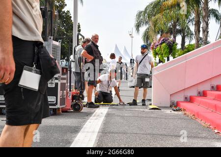 Cannes, Frankreich. Juli 2021. Festival de Cannes 2021: Die Installationen beginnen am 3. Juli 2021 auf der Croisette in Cannes. (Foto: Lionel Urman/Sipa USA) Quelle: SIPA USA/Alamy Live News Stockfoto