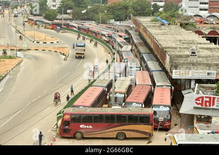 Dhaka. Juli 2021. Die Busse werden während einer strikten COVID-19-Sperre am 3. Juli 2021 in Dhaka, Bangladesch, an einem Passagierterminal abgestellt. Um die Übertragung des Virus einzudämmen, trat Bangladesch am Donnerstag in eine einwöchige, strikte COVID-19-Sperre ein, und Armeepersonal wurde eingesetzt, um gemeinsam mit zivilen Streitkräften zu patrouillieren, um Recht und Ordnung zu wahren. Quelle: Xinhua/Alamy Live News Stockfoto