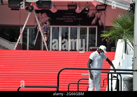 Cannes, Frankreich. Juli 2021. Festival de Cannes 2021: Die Installationen beginnen am 3. Juli 2021 auf der Croisette in Cannes. (Foto: Lionel Urman/Sipa USA) Quelle: SIPA USA/Alamy Live News Stockfoto