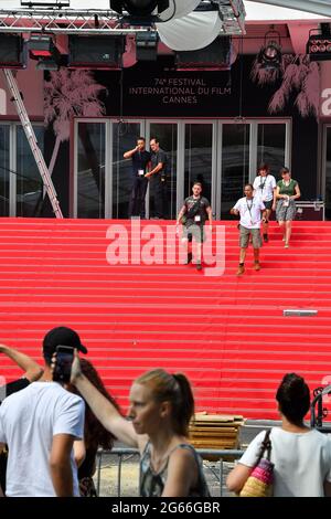 Cannes, Frankreich. Juli 2021. Festival de Cannes 2021: Die Installationen beginnen am 3. Juli 2021 auf der Croisette in Cannes. (Foto: Lionel Urman/Sipa USA) Quelle: SIPA USA/Alamy Live News Stockfoto