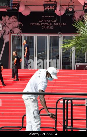 Cannes, Frankreich. Juli 2021. Festival de Cannes 2021: Die Installationen beginnen am 3. Juli 2021 auf der Croisette in Cannes. (Foto: Lionel Urman/Sipa USA) Quelle: SIPA USA/Alamy Live News Stockfoto