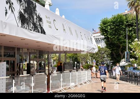 Cannes, Frankreich. Juli 2021. Festival de Cannes 2021: Die Installationen beginnen am 3. Juli 2021 auf der Croisette in Cannes. (Foto: Lionel Urman/Sipa USA) Quelle: SIPA USA/Alamy Live News Stockfoto