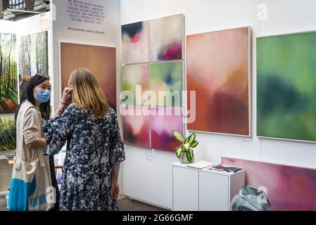 Die andere Kunstmesse, präsentiert von Saatchi Art, in West Handyside Canopy, Coal Drops Yard, Kings Cross, London, Großbritannien Stockfoto