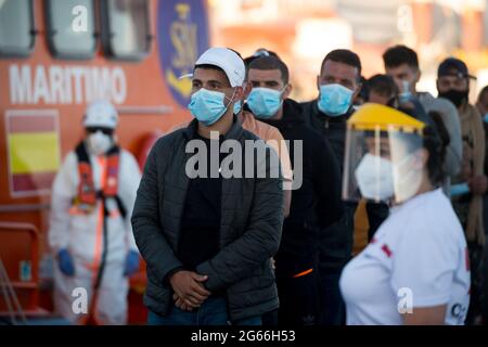 Malaga, Spanien. Juli 2021. Bei der Ankunft im Hafen von Motril stehen die Migranten in einer Schlange vor einem Rettungsboot.INSGESAMT wurden 35 Migranten (davon 15 algerier und 20 marokkaner) aus zwei Schlauchbooten gerettet, die versuchten, die Alboransee zu überqueren, und in den Hafen von Motril gebracht. Dort wurden sie vom Spanischen Roten Kreuz unterstützt. (Foto von Jesus Merida/SOPA Images/Sipa USA) Quelle: SIPA USA/Alamy Live News Stockfoto