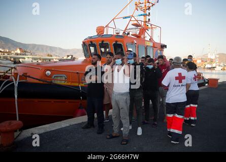 Malaga, Spanien. Juli 2021. Bei der Ankunft im Hafen von Motril stehen die Migranten in einer Schlange vor einem Rettungsboot.INSGESAMT wurden 35 Migranten (davon 15 algerier und 20 marokkaner) aus zwei Schlauchbooten gerettet, die versuchten, die Alboransee zu überqueren, und in den Hafen von Motril gebracht. Dort wurden sie vom Spanischen Roten Kreuz unterstützt. (Foto von Jesus Merida/SOPA Images/Sipa USA) Quelle: SIPA USA/Alamy Live News Stockfoto