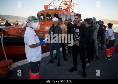 Malaga, Spanien. Juli 2021. Bei der Ankunft im Hafen von Motril stehen die Migranten in einer Schlange vor einem Rettungsboot.INSGESAMT wurden 35 Migranten (davon 15 algerier und 20 marokkaner) aus zwei Schlauchbooten gerettet, die versuchten, die Alboransee zu überqueren, und in den Hafen von Motril gebracht. Dort wurden sie vom Spanischen Roten Kreuz unterstützt. (Foto von Jesus Merida/SOPA Images/Sipa USA) Quelle: SIPA USA/Alamy Live News Stockfoto
