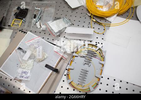 Glasfaser-Elektronikplatinennetzwerk auf dem Tisch. Stockfoto