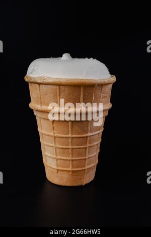 Eiscreme in Waffelbecher auf schwarzem Hintergrund isoliert Stockfoto