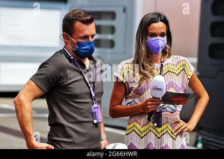 Spielberg, Österreich. Juli 2021. (L bis R): Christian Klien (AUT) mit Andrea Schlager (AUT) Servus TV Presenter. Großer Preis von Österreich, Samstag, 3. Juli 2021. Spielberg, Österreich. Quelle: James Moy/Alamy Live News Stockfoto