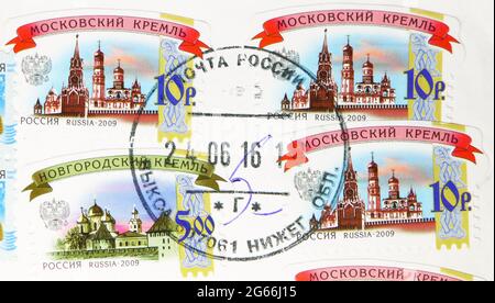 MOSKAU, RUSSLAND - 1. MÄRZ 2020: In Russland gedruckte Briefmarke mit Vyksa-Briefmarke zeigt Moskau und Nowgorod Kremlins, Serie, um 2009 Stockfoto