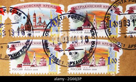 MOSKAU, RUSSLAND - 1. MÄRZ 2020: In Russland gedruckte Briefmarke mit Briefmarke von Korjaschma zeigt Astrachan und Moskauer Kreml, Serie, um 2009 Stockfoto