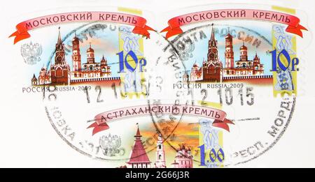 MOSKAU, RUSSLAND - 1. MÄRZ 2020: In Russland gedruckte Briefmarke mit Briefmarke von Sosnovka zeigt Moskau und Astrachan Kremlins, Serie, um 2009 Stockfoto