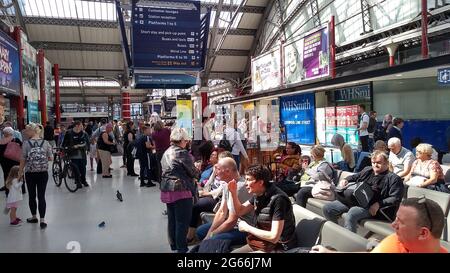 LIVERPOOL. MERSEYSIDE. ENGLAND. 08-08-19. Bahnhof Lime Street. Passagiere auf der Konkursbahn vor den Einschränkungen der Pandemie. Stockfoto