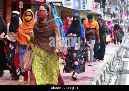 Dhaka, Bangladesch - 03. Juli 2018: Die Bekleidungsfabriken sind in landesweiter Sperre geöffnet, aber die Arbeiter gehen zur Bekleidungsfabrik in Rampura in Stockfoto