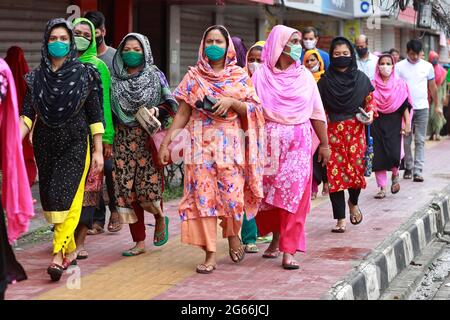 Dhaka, Bangladesch - 03. Juli 2018: Die Bekleidungsfabriken sind in landesweiter Sperre geöffnet, aber die Arbeiter gehen zur Bekleidungsfabrik in Rampura in Stockfoto