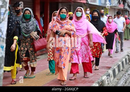 Dhaka, Bangladesch - 03. Juli 2018: Die Bekleidungsfabriken sind in landesweiter Sperre geöffnet, aber die Arbeiter gehen zur Bekleidungsfabrik in Rampura in Stockfoto