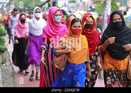 Dhaka, Bangladesch - 03. Juli 2018: Die Bekleidungsfabriken sind in landesweiter Sperre geöffnet, aber die Arbeiter gehen zur Bekleidungsfabrik in Rampura in Stockfoto