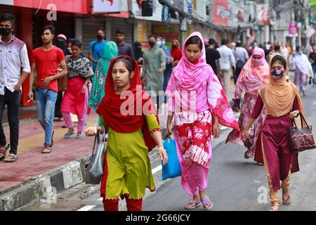 Dhaka, Bangladesch - 03. Juli 2018: Die Bekleidungsfabriken sind in landesweiter Sperre geöffnet, aber die Arbeiter gehen zur Bekleidungsfabrik in Rampura in Stockfoto