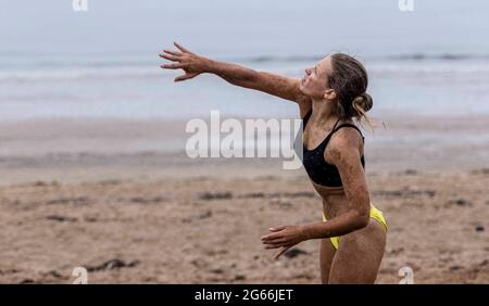 Edinburgh, Großbritannien. 03. Juli 2021 im Bild: Am Portobello Beach in der Nähe von Edinburgh findet eine Beachvolleyballveranstaltung der UK Beach Tour statt. An der Veranstaltung nehmen 16 männliche und 16 weibliche Teams Teil. Kredit: Rich Dyson/Alamy Live Nachrichten Stockfoto