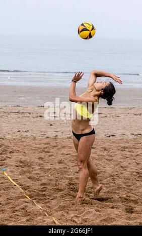 Edinburgh, Großbritannien. 03. Juli 2021 im Bild: Am Portobello Beach in der Nähe von Edinburgh findet eine Beachvolleyballveranstaltung der UK Beach Tour statt. An der Veranstaltung nehmen 16 männliche und 16 weibliche Teams Teil. Kredit: Rich Dyson/Alamy Live Nachrichten Stockfoto