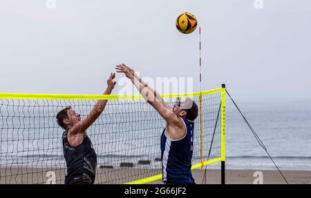 Edinburgh, Großbritannien. 03. Juli 2021 im Bild: Am Portobello Beach in der Nähe von Edinburgh findet eine Beachvolleyballveranstaltung der UK Beach Tour statt. An der Veranstaltung nehmen 16 männliche und 16 weibliche Teams Teil. Kredit: Rich Dyson/Alamy Live Nachrichten Stockfoto