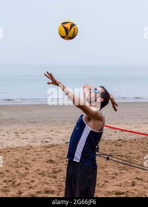 Edinburgh, Großbritannien. 03. Juli 2021 im Bild: Am Portobello Beach in der Nähe von Edinburgh findet eine Beachvolleyballveranstaltung der UK Beach Tour statt. An der Veranstaltung nehmen 16 männliche und 16 weibliche Teams Teil. Kredit: Rich Dyson/Alamy Live Nachrichten Stockfoto