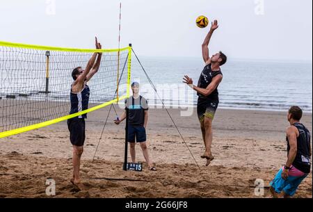 Edinburgh, Großbritannien. 03. Juli 2021 im Bild: Am Portobello Beach in der Nähe von Edinburgh findet eine Beachvolleyballveranstaltung der UK Beach Tour statt. An der Veranstaltung nehmen 16 männliche und 16 weibliche Teams Teil. Kredit: Rich Dyson/Alamy Live Nachrichten Stockfoto