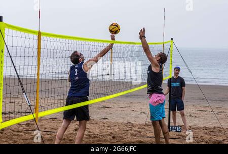 Edinburgh, Großbritannien. 03. Juli 2021 im Bild: Am Portobello Beach in der Nähe von Edinburgh findet eine Beachvolleyballveranstaltung der UK Beach Tour statt. An der Veranstaltung nehmen 16 männliche und 16 weibliche Teams Teil. Kredit: Rich Dyson/Alamy Live Nachrichten Stockfoto