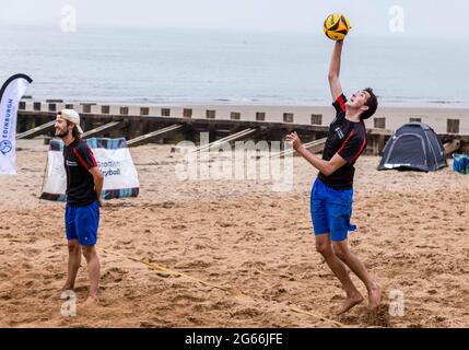 Edinburgh, Großbritannien. 03. Juli 2021 im Bild: Am Portobello Beach in der Nähe von Edinburgh findet eine Beachvolleyballveranstaltung der UK Beach Tour statt. An der Veranstaltung nehmen 16 männliche und 16 weibliche Teams Teil. Kredit: Rich Dyson/Alamy Live Nachrichten Stockfoto