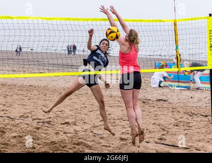 Edinburgh, Großbritannien. 03. Juli 2021 im Bild: Am Portobello Beach in der Nähe von Edinburgh findet eine Beachvolleyballveranstaltung der UK Beach Tour statt. An der Veranstaltung nehmen 16 männliche und 16 weibliche Teams Teil. Kredit: Rich Dyson/Alamy Live Nachrichten Stockfoto