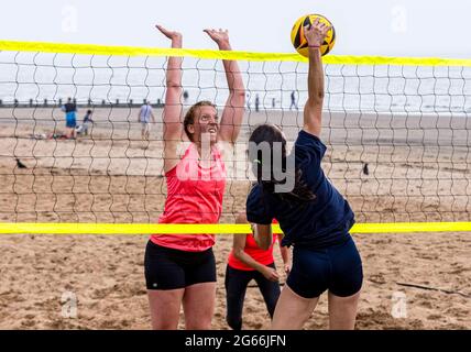 Edinburgh, Großbritannien. 03. Juli 2021 im Bild: Am Portobello Beach in der Nähe von Edinburgh findet eine Beachvolleyballveranstaltung der UK Beach Tour statt. An der Veranstaltung nehmen 16 männliche und 16 weibliche Teams Teil. Kredit: Rich Dyson/Alamy Live Nachrichten Stockfoto